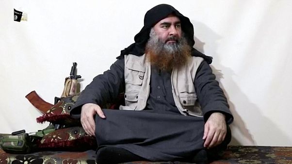 Mitra e barbone: ecco l'ultima propaganda dell'ISIS Mitra e barbone: ecco l'ultima propaganda dell'ISIS
