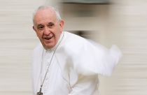 «Μη κουτσομπολεύετε», λέει ο Πάπας σε κομμωτές