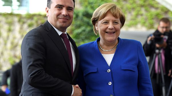 «Ελπιδοφόρο μήνυμα» λένε Μέρκελ και Μακρόν για τη Συμφωνία των Πρεσπών «Ελπιδοφόρο μήνυμα» λένε Μέρκελ και Μακρόν για τη Συμφωνία των Πρεσπών