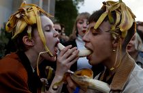 Πολωνία: Η διαδήλωση της...μπανάνας!
