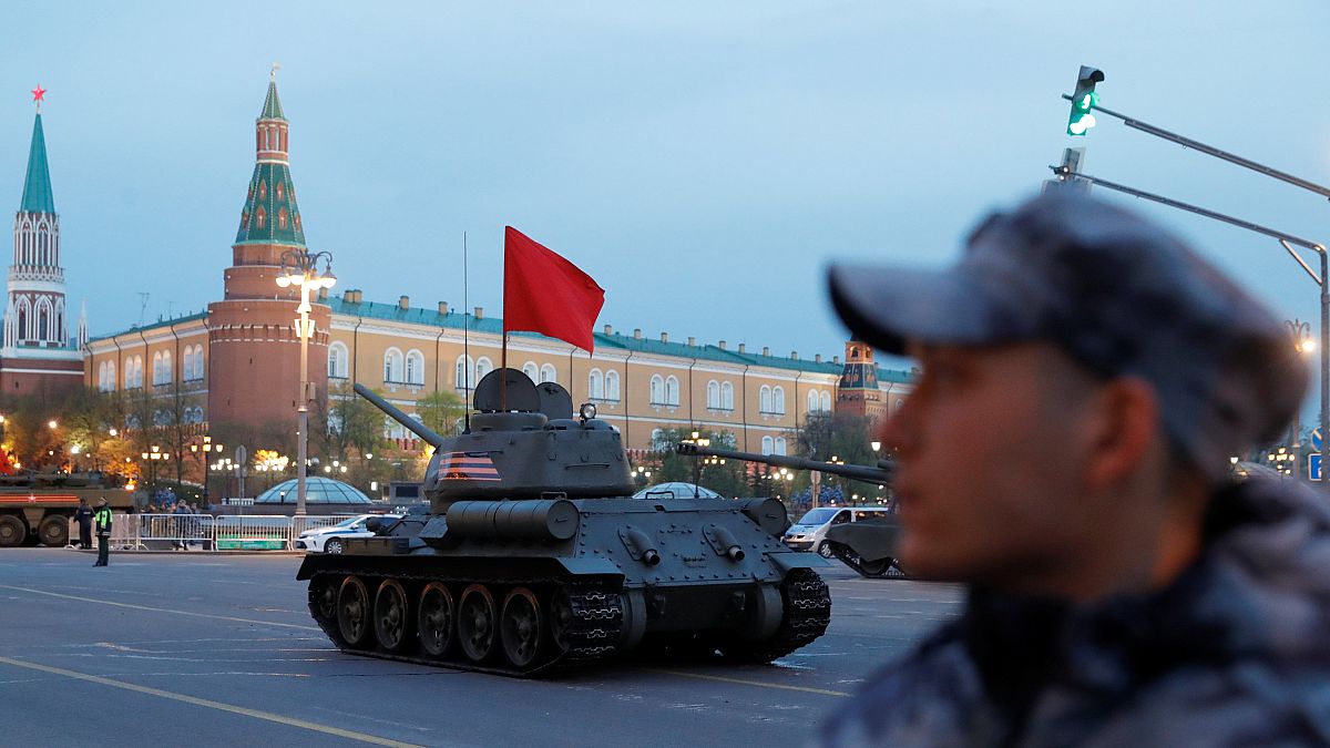 Panzer und Militärfahrzeuge ziehen durch Moskau