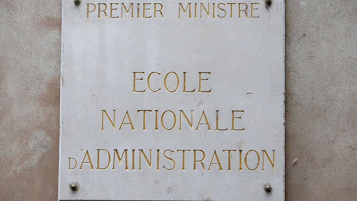 Macron encerra escola da elite francesa