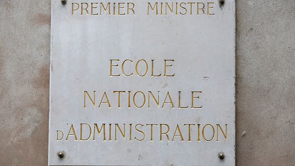 Macron encerra escola da elite francesa Macron encerra escola da elite francesa