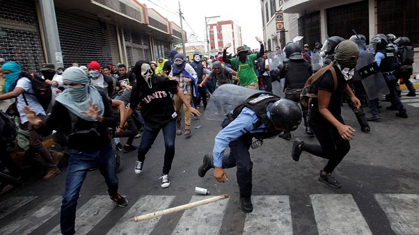 Una manifestación en Honduras se transforma en batalla campal Una manifestación en Honduras se transforma en batalla campal