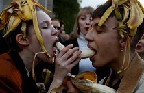 بولنديون يحتجون "بالموز" على منع عرض أعمال فنية "تحمل إيحاءات جنسية"