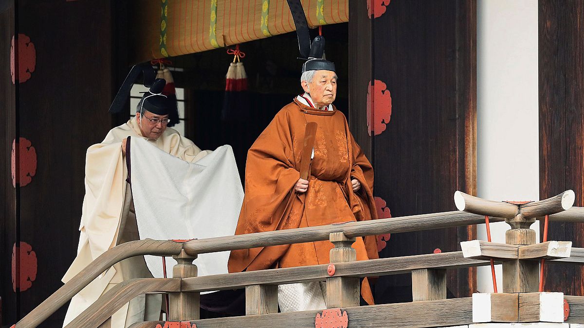بالصور: إمبراطور اليابان أكيهيتو...مسيرة في السلطة استمرت ثلاثة عقود