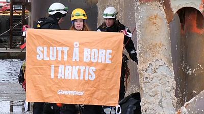 Greenpeace üyelerinden Norveç açıklarındaki doğal gaz santraline çıkarma