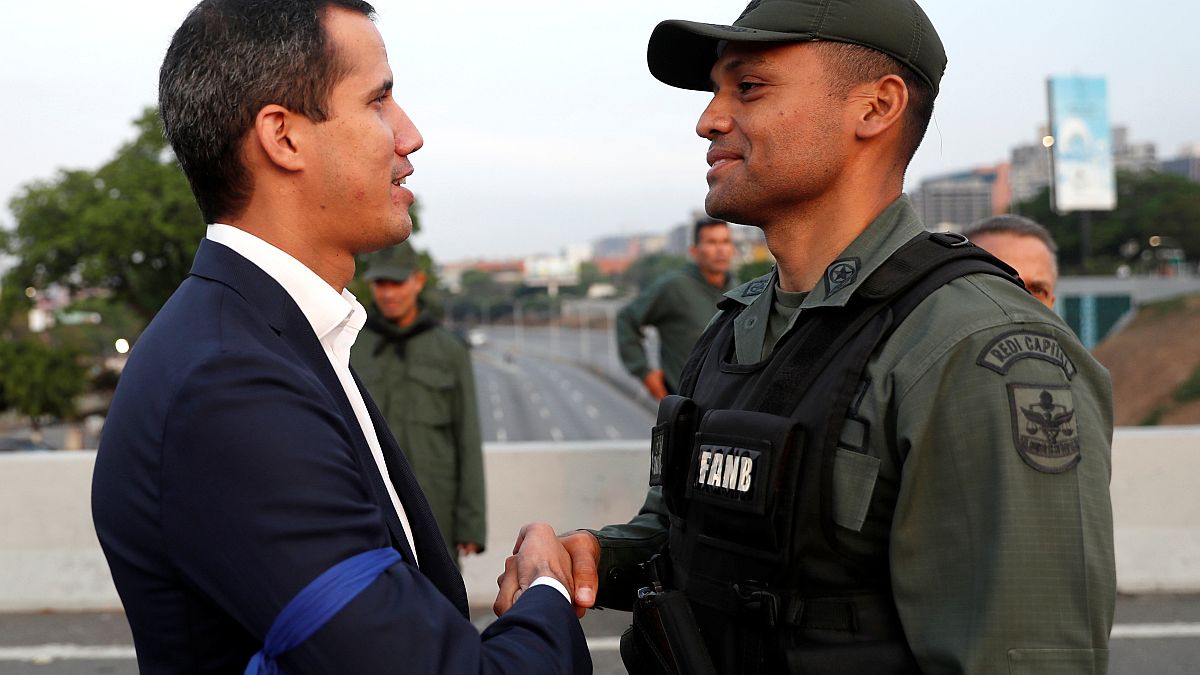 Oppositionsführer Juan Guaidó mit einem Soldaten in Caracas