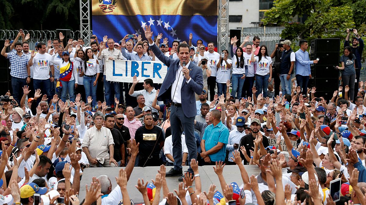 Хуан Гуайдо выступает не уличном митинге 27 апреля 2019 г.