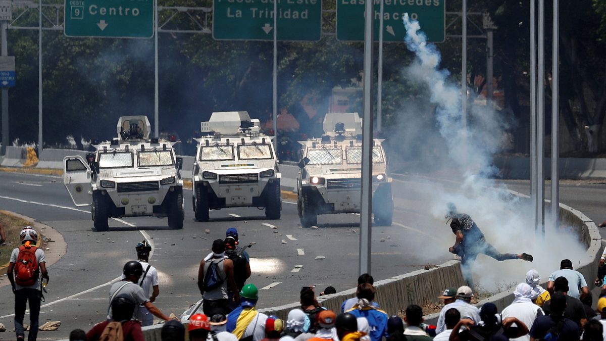 Venezuela Başkanı Maduro'yu devirme girişimine hangi ülke nasıl tepki verdi?