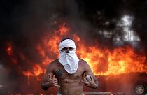 Guaidó-Maduro, la resa dei conti: le foto del giorno