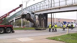 شاحنة ترتفع في الهواء بعد أن علق قلابها بجسر للمشاة