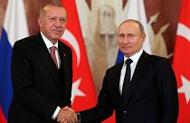 الرئيس التركي أردوغان يصافح نظيره الروسي بوتين