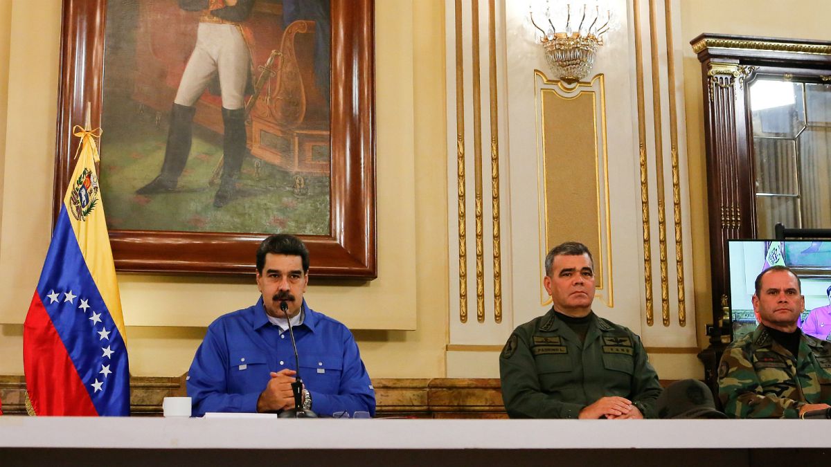 مادورو بجانب وزير الدفاع الفنزويلي