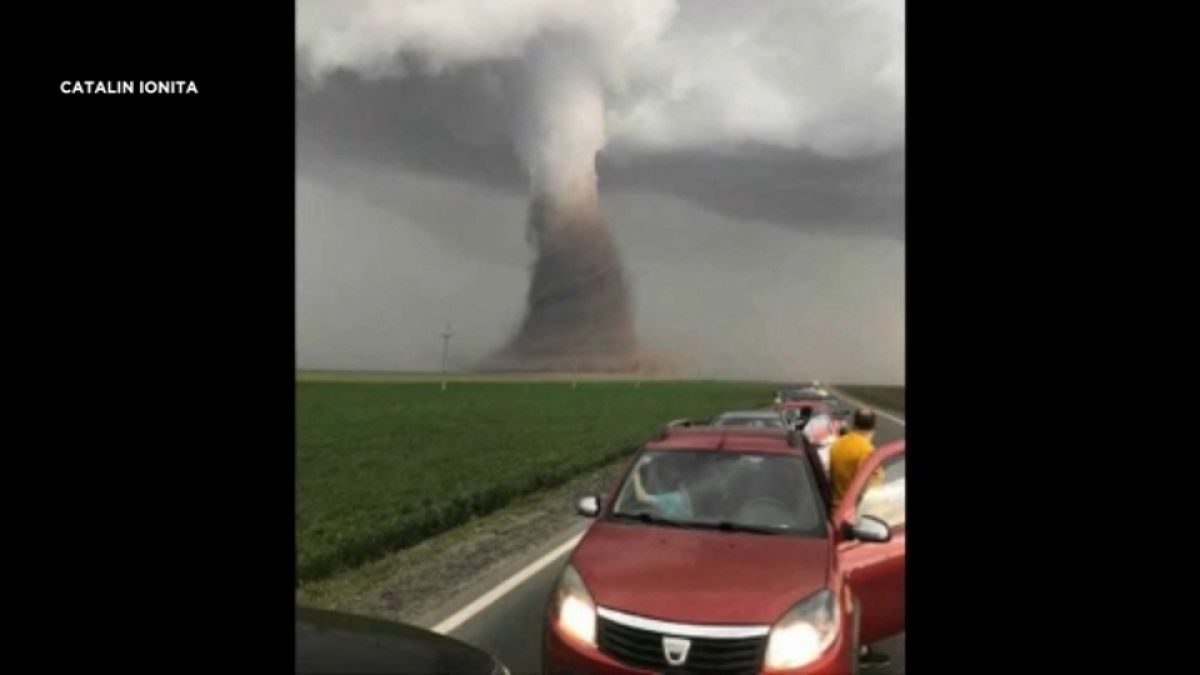 شاهد: إعصار سرعته 90 كم بالساعة يضرب جنوبي رومانيا