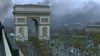 Fransa'da 1 Mayıs Bayramı için Sarı Yelekliler'e karşı yoğun güvenlik önlemleri alındı