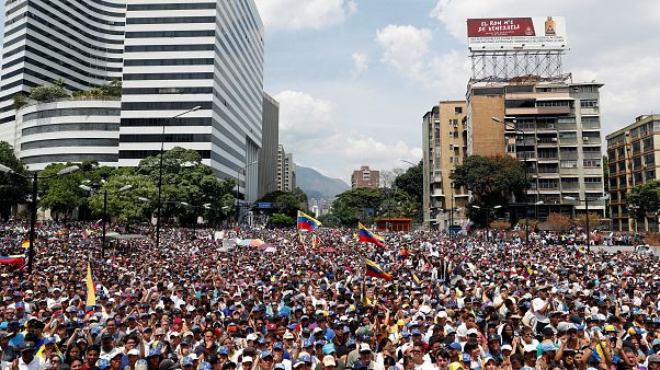 Venezuela: Ordudan umduğu desteği bulamayan Guaido'nun çağrısıyla binlerce kişi sokağa çıktı Venezuela: Ordudan umduğu desteği bulamayan Guaido'nun çağrısıyla binlerce kişi sokağa çıktı