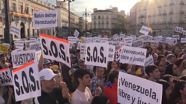 Cientos de venezolanos apoyan a Guaidó en Madrid Cientos de venezolanos apoyan a Guaidó en Madrid