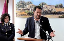 Beperelte Salvinit az egyik segélyszervezet