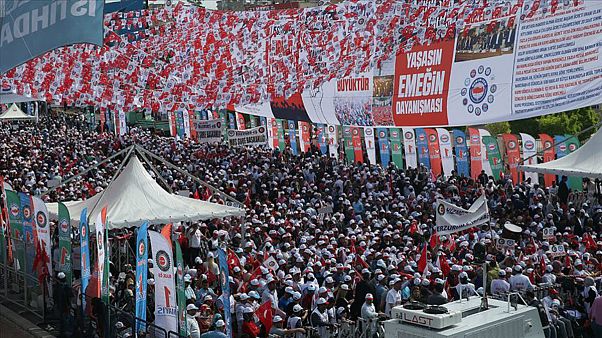 Şanlıurfa'daki 1 Mayıs programına giden minibüs devrildi: En az 5 kişi hayatını kaybetti Şanlıurfa'daki 1 Mayıs programına giden minibüs devrildi: En az 5 kişi hayatını kaybetti