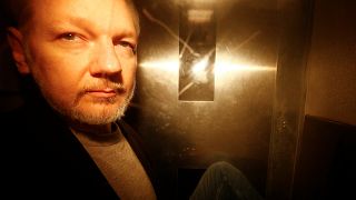 Casi un año de cárcel para Assange por violar su libertad condicional