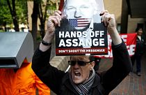 Proteste in favore di Julian Assange fuori dal tribunale di Southwark