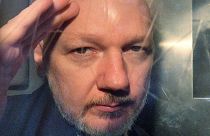 Assange dans un fourgon cellulaire à sa sortie du tribunal. 01/05/2019