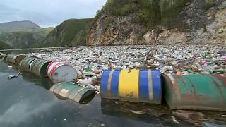 Toneladas de lixo a flutuar no rio Drina