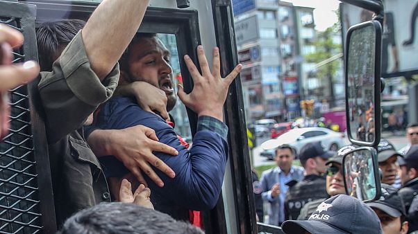 İstanbul'da 1 Mayıs gösterileri için Taksim'e çıkmak isteyenlere polis müdahalesi: En az 137 gözaltı İstanbul'da 1 Mayıs gösterileri için Taksim'e çıkmak isteyenlere polis müdahalesi: En az 137 gözaltı