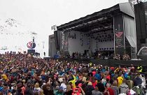 Lenny Kravitz auf der Bühne vor Wintersportfans