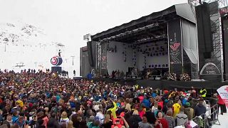 Lenny Kravitz auf der Bühne vor Wintersportfans