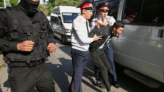 Задержание участника акции протеста 1 мая в Алматы.
