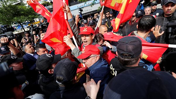 Rangelei zwischen türkischer Polizei und Demonstranten Rangelei zwischen türkischer Polizei und Demonstranten