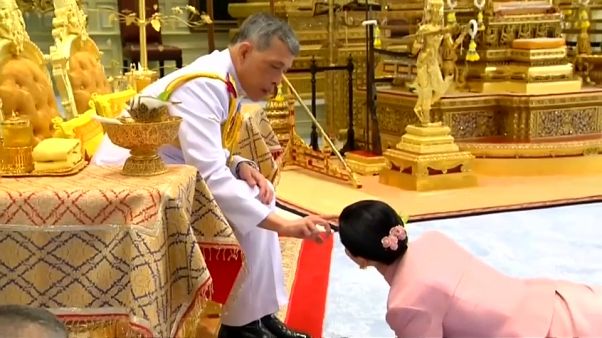 Maha Vajiralongkorn macht "Freundin" Suthida am Mittwoch zur Königin. Maha Vajiralongkorn macht "Freundin" Suthida am Mittwoch zur Königin.
