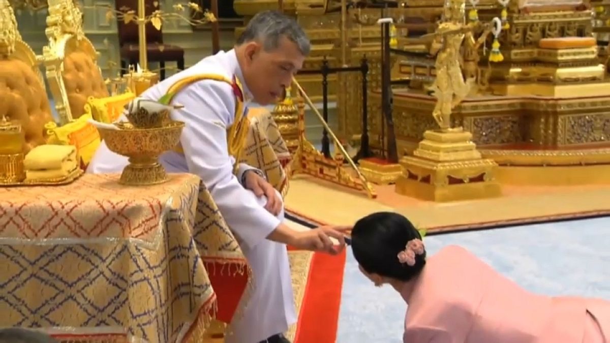 شاهد: ملك تايلاند يتزوج من "الجنرال" المسؤولة عن حراسته الشخصية والعروس تزحف أمامه 