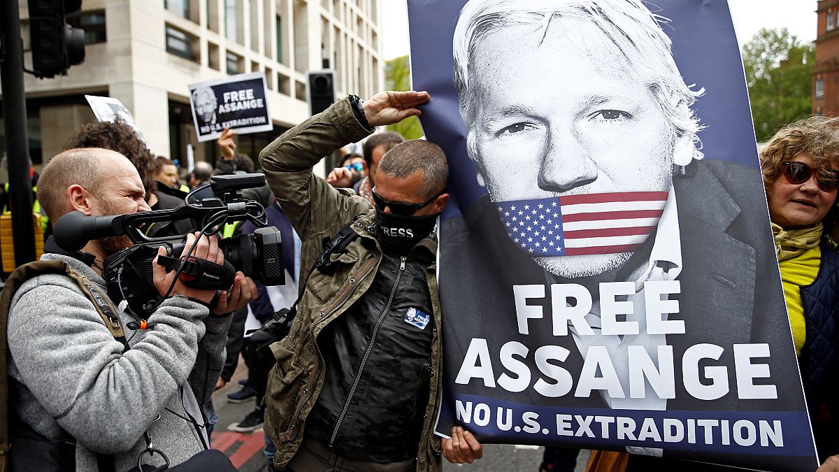 Proteste vor dem Londoner Gericht; "Free Assange"-Plakat