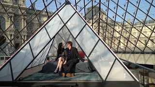 Coppia vince concorso Airbnb e passa una notte al Louvre