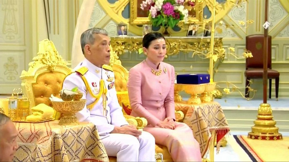 Tayland Kralı üçüncü evliliğini kişisel koruma müdürü yardımcısı ile yaptı