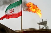 علم إيران على منشأة نفطية