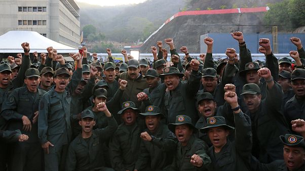 Maduro, rodeado de militares, pide desarmar a los traidores y golpistas Maduro, rodeado de militares, pide desarmar a los traidores y golpistas