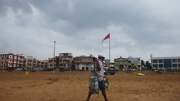 Hindistan'da Fani siklonu sebebiyle 800 bin kişi evlerini terk etti Hindistan'da Fani siklonu sebebiyle 800 bin kişi evlerini terk etti