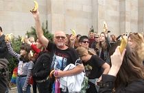 شاهد: استمرار مظاهرة "الموز" في بولندا إحتجاجا على قرار إزالة عمل فني 