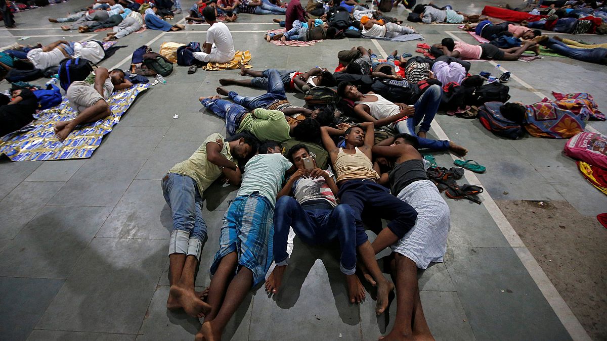 مواطنون عالقون داخل إحدى محطات القطارات في الهند بسبب الإعصار "فاني"