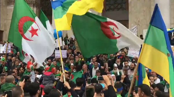La mobilisation se poursuit en Algérie pour faire tomber le système La mobilisation se poursuit en Algérie pour faire tomber le système