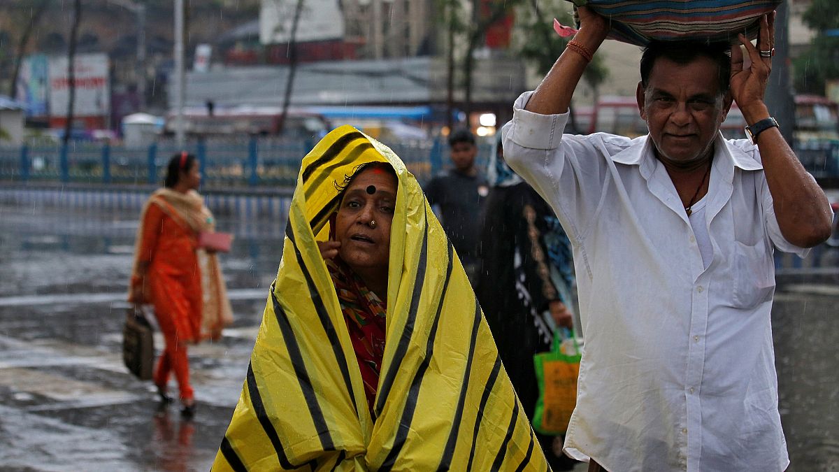 Megállt az élet Indiában a ciklon miatt