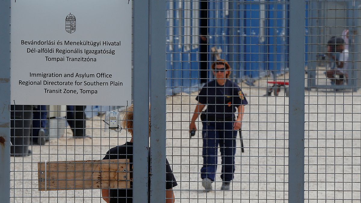 مركز لاحتجاز المهاجرين وطالبي اللجوء لحين النظر في طلباتهم في المجر