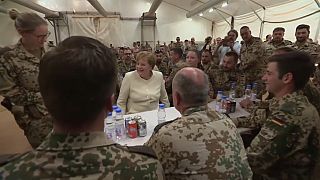 Merkel senta-se à mesa dos soldados no Mali