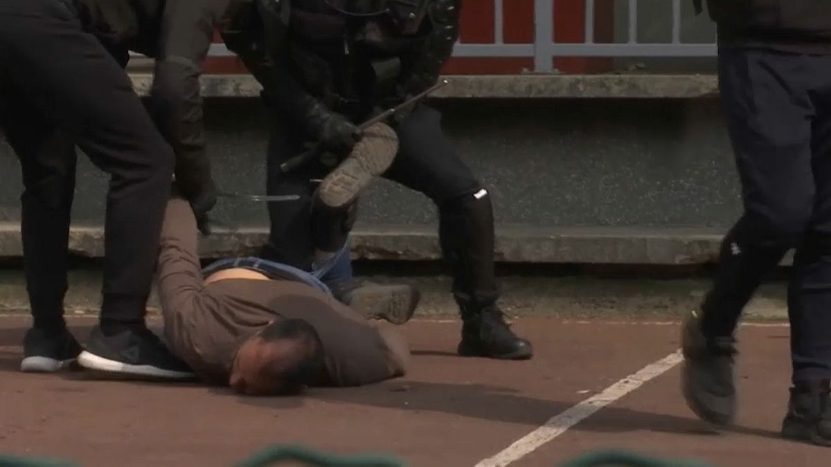 الشرطة الفرنسية تقيد متظاهرا شارك في احتجاج الأول من أيار 