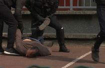 الشرطة الفرنسية تقيد متظاهرا شارك في احتجاج الأول من أيار