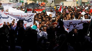 حشود غفيرة تنضم للاعتصام خارج وزارة الدفاع السودانية